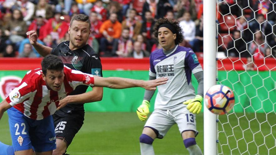 Mikel Vesga y el defensa del Granada Ingason luchan por el balón.