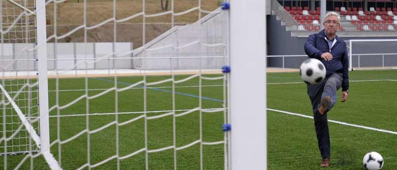 Secho dispara a portería en el Estadio Municipal de A Estrada. // Bernabé