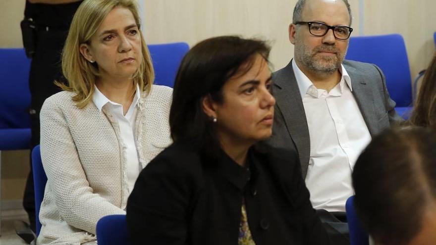 La infanta Cristina volvió a mostrarse muy tranquila mientras estuvo sentada en el banquillo de los acusados.