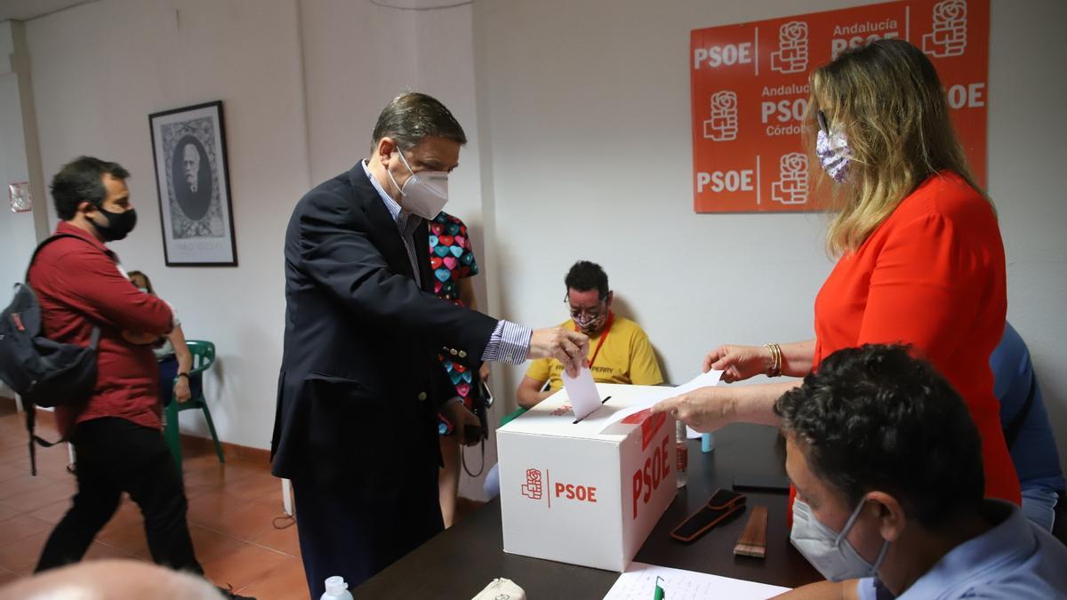 Luis Planas ha depositado su voto en la agrupación de Poniente Sur, cuya mesa está presidida por Mª Ángeles Luna.