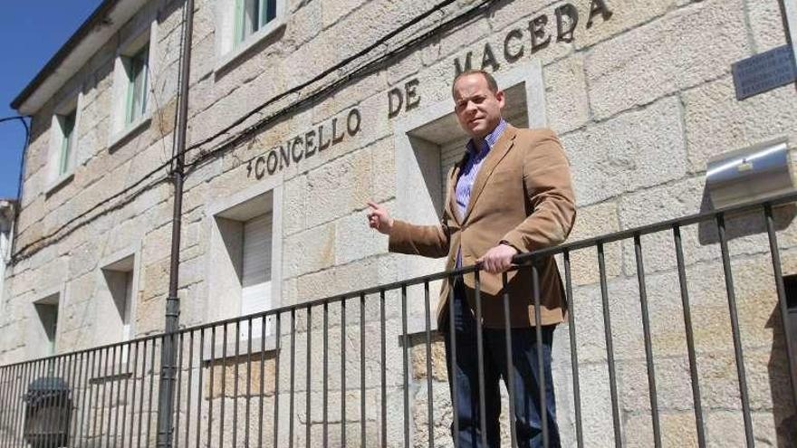 Rubén Quintas, el alcalde de Maceda, muestra la calle. // Iñaki Osorio