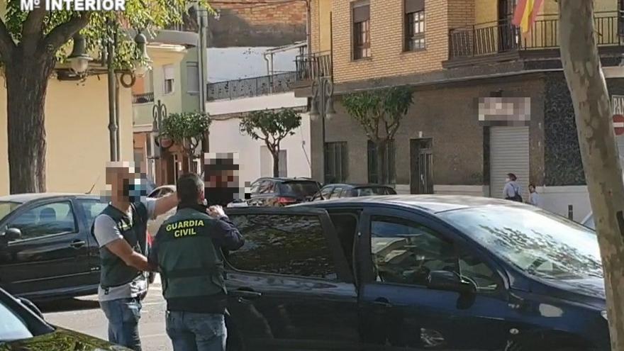 Agentes de la Guardia Civil detienen a uno de los agresores en Sedaví.