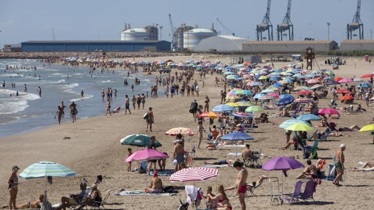 Bañistas en la playa del Port de Sagunt.