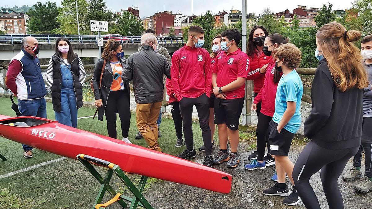 Por la izquierda, José Manuel García, Melania Montes, Beatriz Álvarez Mesa, Jorge Fernández Cuesta (de espaldas) y deportistas junto al río Nalón. | LNE