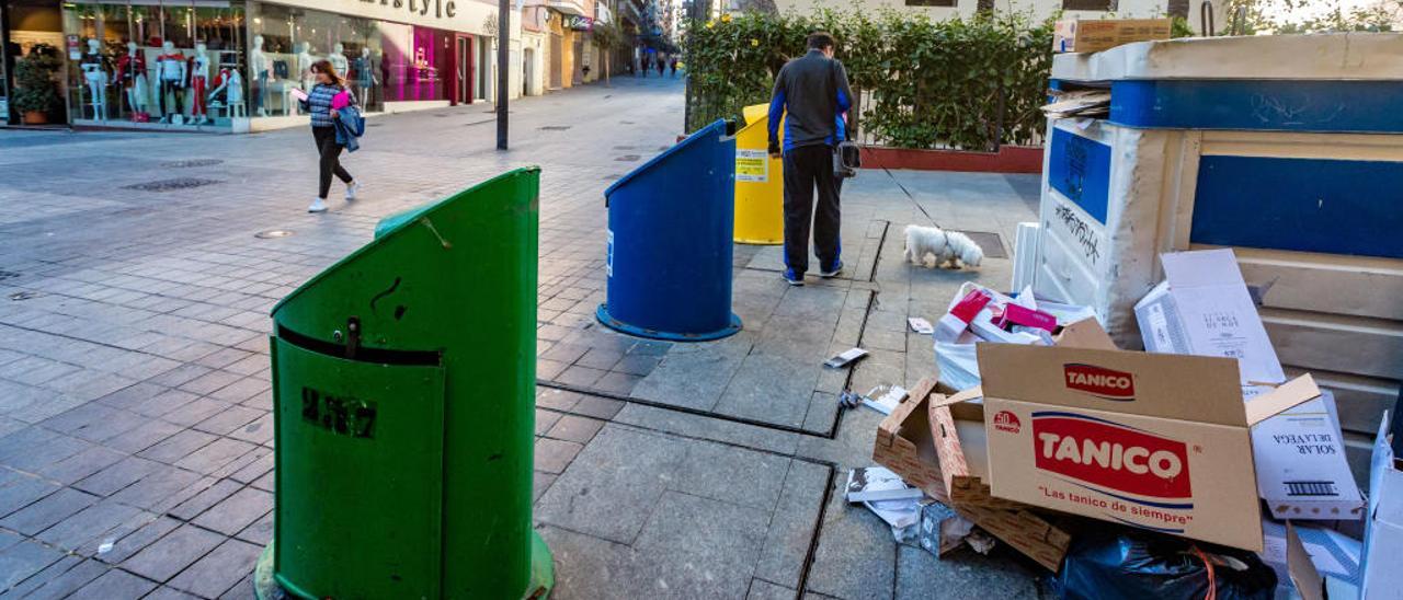 Contenedores ubicados en una calle del centro de Benidorm.