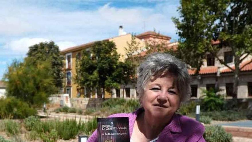 La zamorana Anunciación Palacios, con su libro.