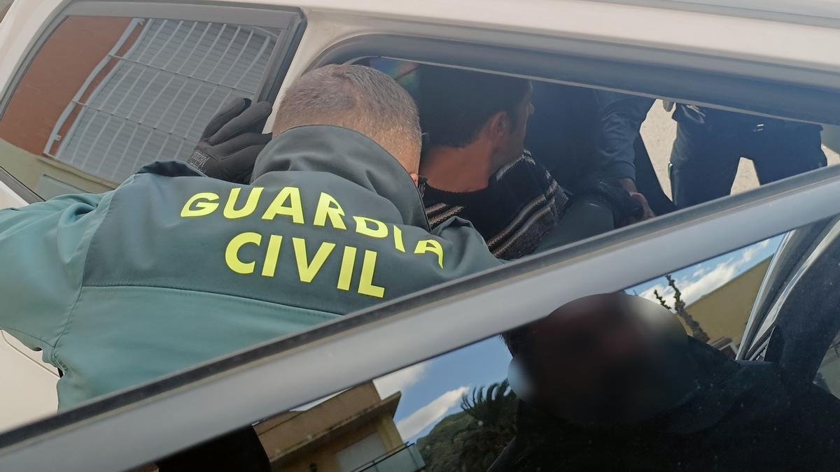 Un momento del arresto de uno de los tres sospechosos cazados por la Guardia Civil en Murcia.