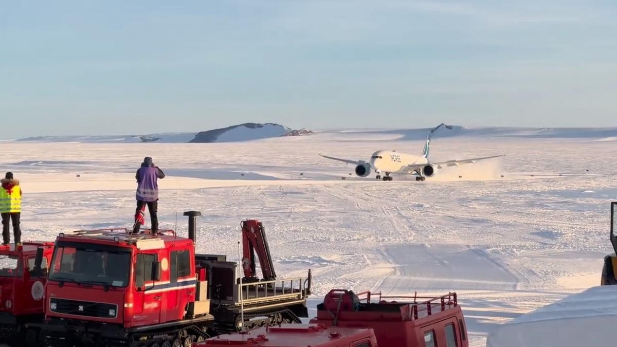 En noviembre de 2003, un avión de pasajeros aterrizó en la Antártida por primera vez en la historia.