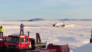 Un avión aterriza en la Antártida por primera vez en la historia
