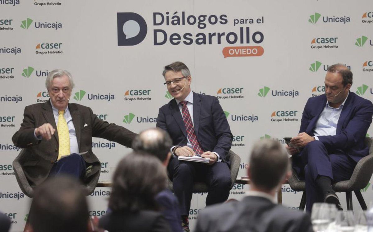 Arriba, de izquierda a derecha, Jorge Dezcallar, Francisco Cabrera (Unicaja) y José Carlos Diez. Sobre estas líneas, trabajadores de Unicaja protestan frente a la sede de la entidad, en Oviedo. | Irma Collín
