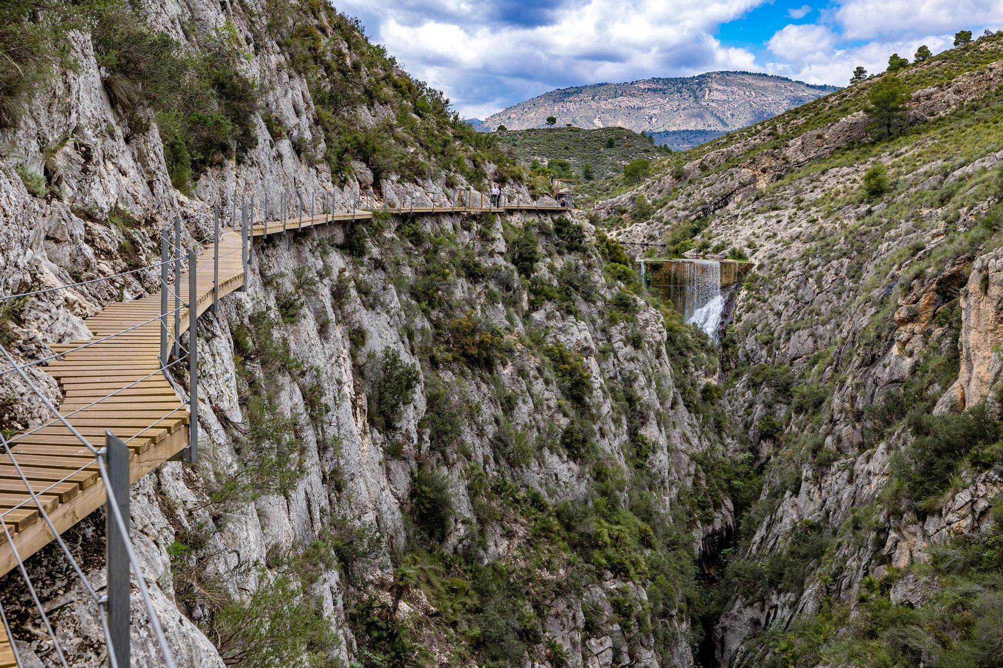 El pantano de Relleu, con 400 años de historia, está en desuso desde que en los años 40 se construyera el del Amadorio, de mayor capacidad pero en él se sigue almacenando agua cuando llueve como ha ocurrido las últimas semanas. Tanta que se ha desbordado por la parte más alta y deja una imagen única con una cascada cayendo al estrecho barranco de 40 metros.