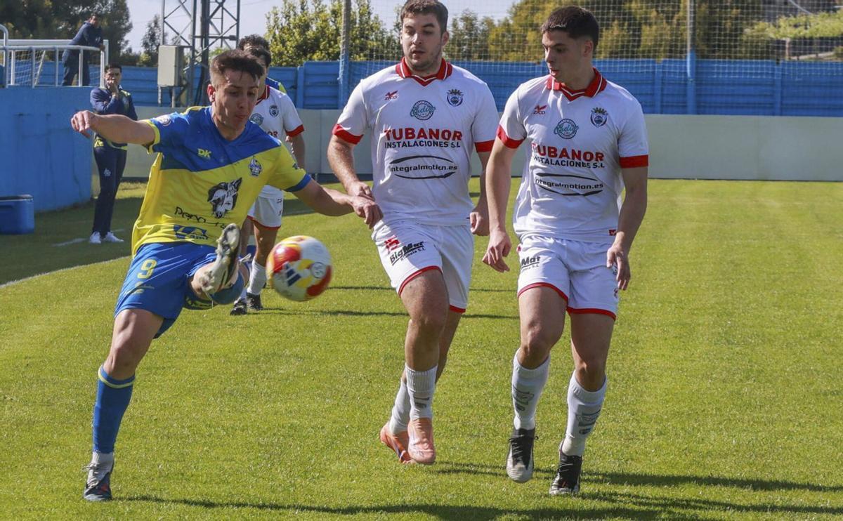 Tiko trata de controlar un balón ante dos jugadores del Noia.