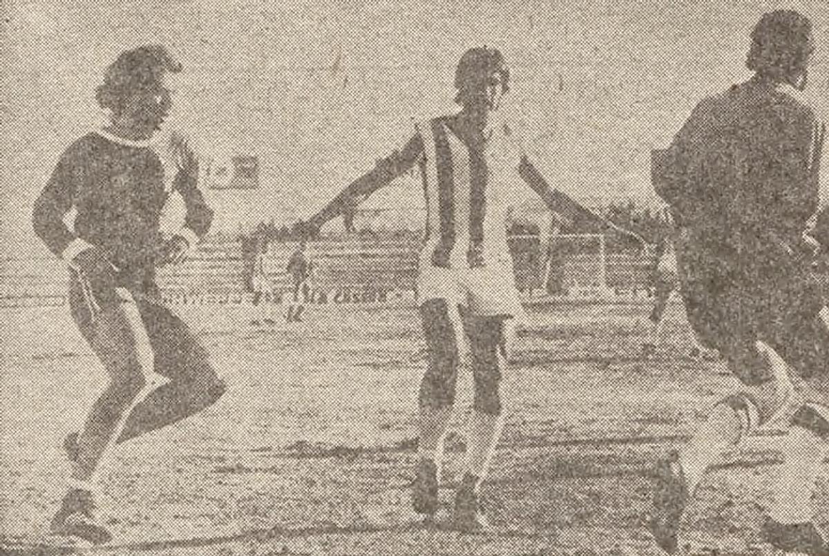 Valdano, a la izquierda en El Arcángel, junto a Varo, en un encuentro de la campaña 1976-77.