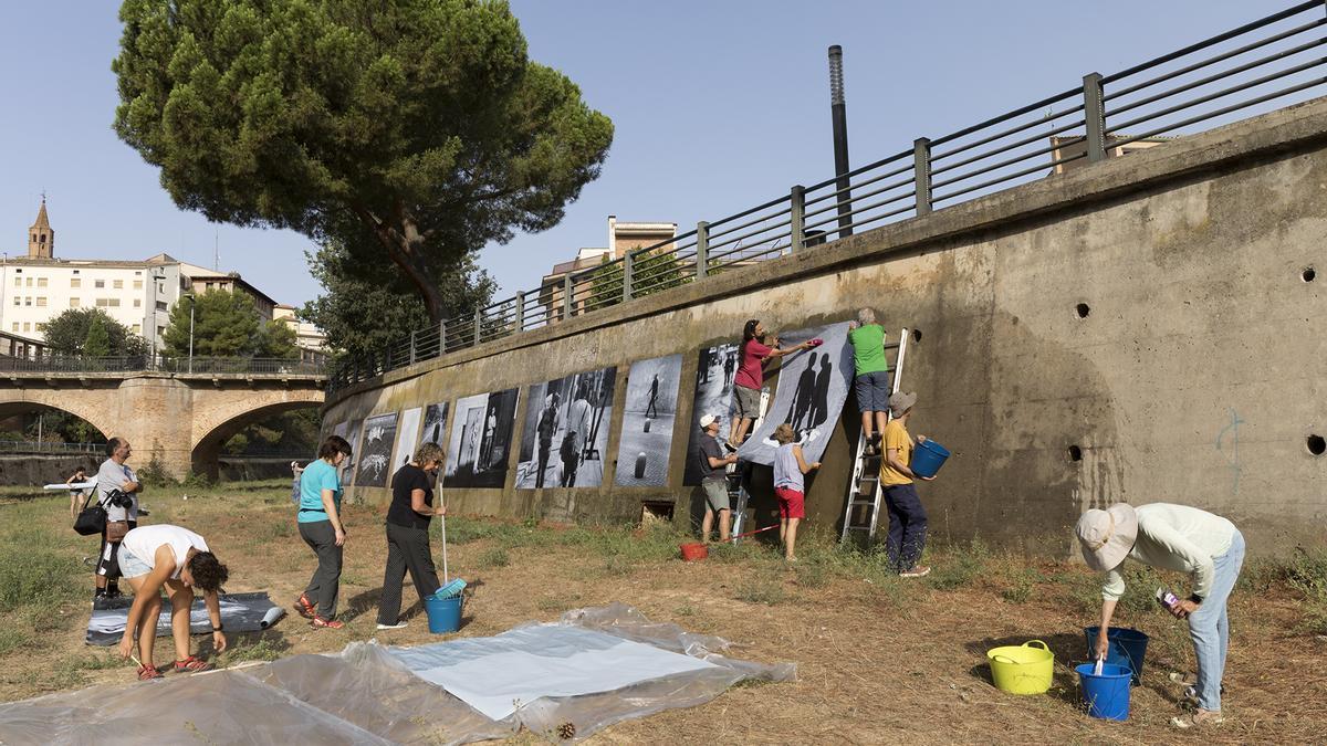 La organización del festival ya ha instalado una de las exposiciones con fotografías de Guillermo Franco en los muros del río Vero.