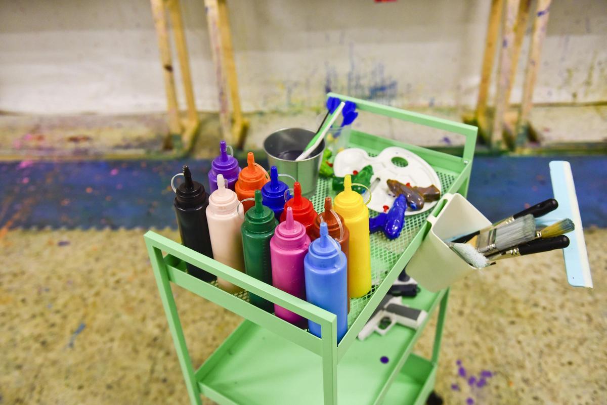 Pinturas en el nuevo local de terapia creativa.