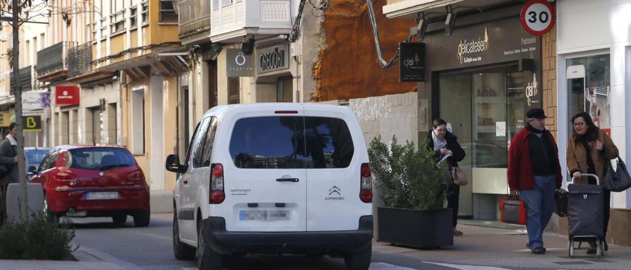 Los vehículos circulan por la céntrica calle Pérez Galdós, en una imagen de ayer.