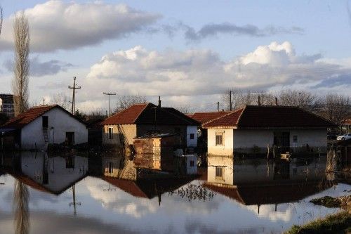 El reflejo de las casas en su patio inundado (Macedonia)