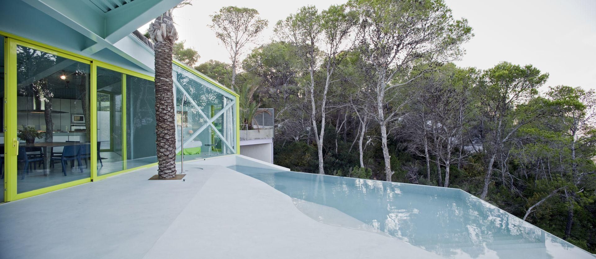 La piscina parece flotar sobre el pinar en el que se levanta la casa