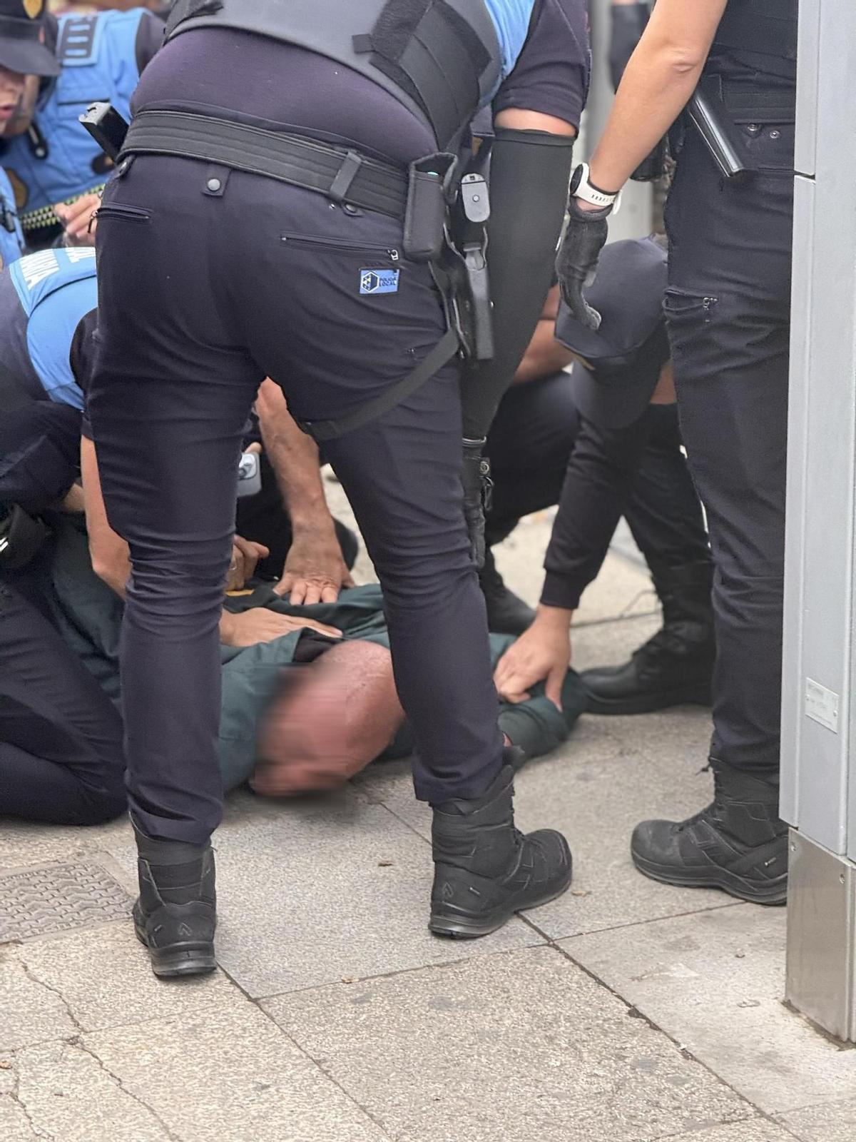 El vecino de la capital grancanaria, reducido por agentes de la Policía Local Canaria.
