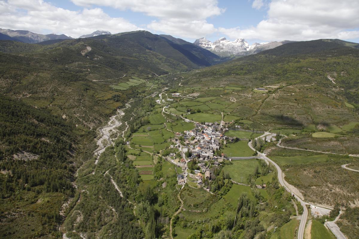 El valle de Aísa ofrece numerosas posibilidades para el turismo y las actividades deportivas.