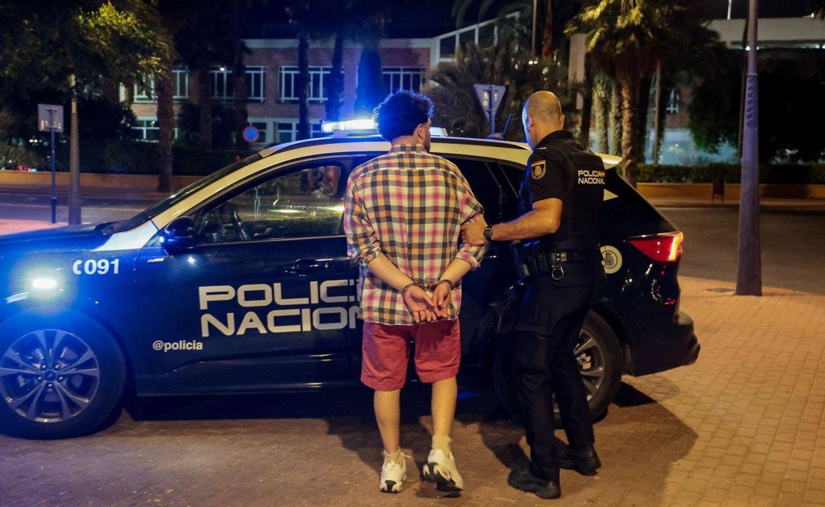 Uno de los detenidos de la noche del viernes por parte de la Policía Nacional por cometer presuntamente un hurto en la zona del puerto.