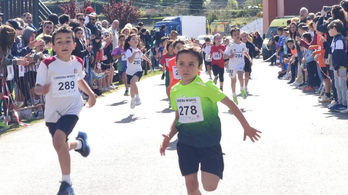 Unos corredores en la carrera infantil de la Festa da Ostra, esta mañana en Arcade.