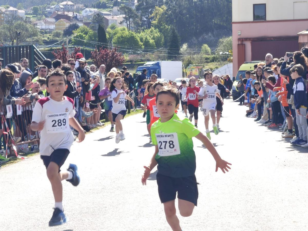 Unos corredores en la carrera infantil de la Festa da Ostra, esta mañana en Arcade.