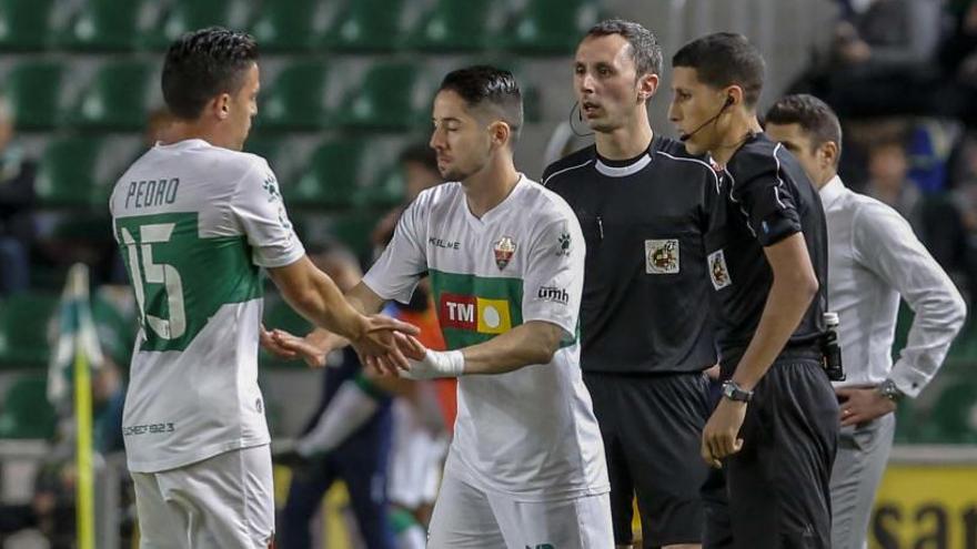 Hugo Fraile salta al campo en lugar de Pedro, durante el Elche-Alcorcón