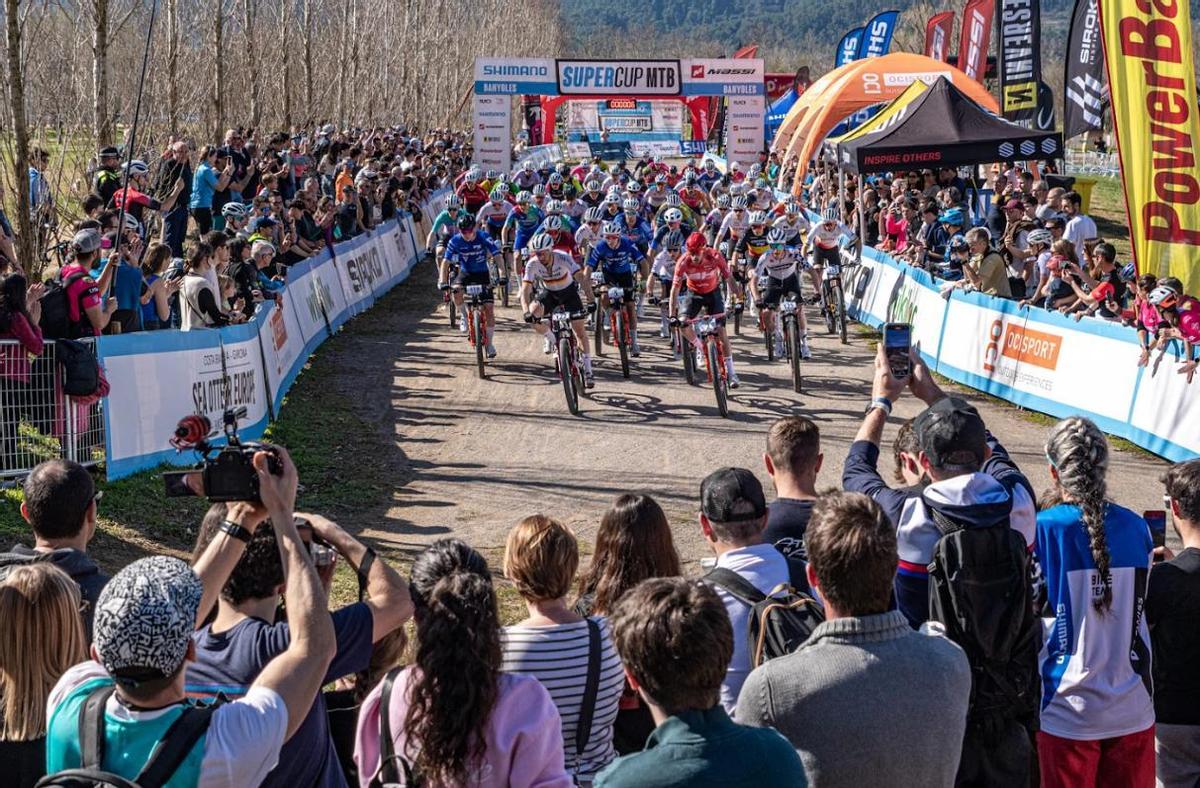 La sortida de la cursa masculina de la Shimano Super Cup a Banyoles
