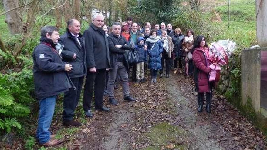 Asistentes ayer al homenaje junto a la fosa de Valdediós.