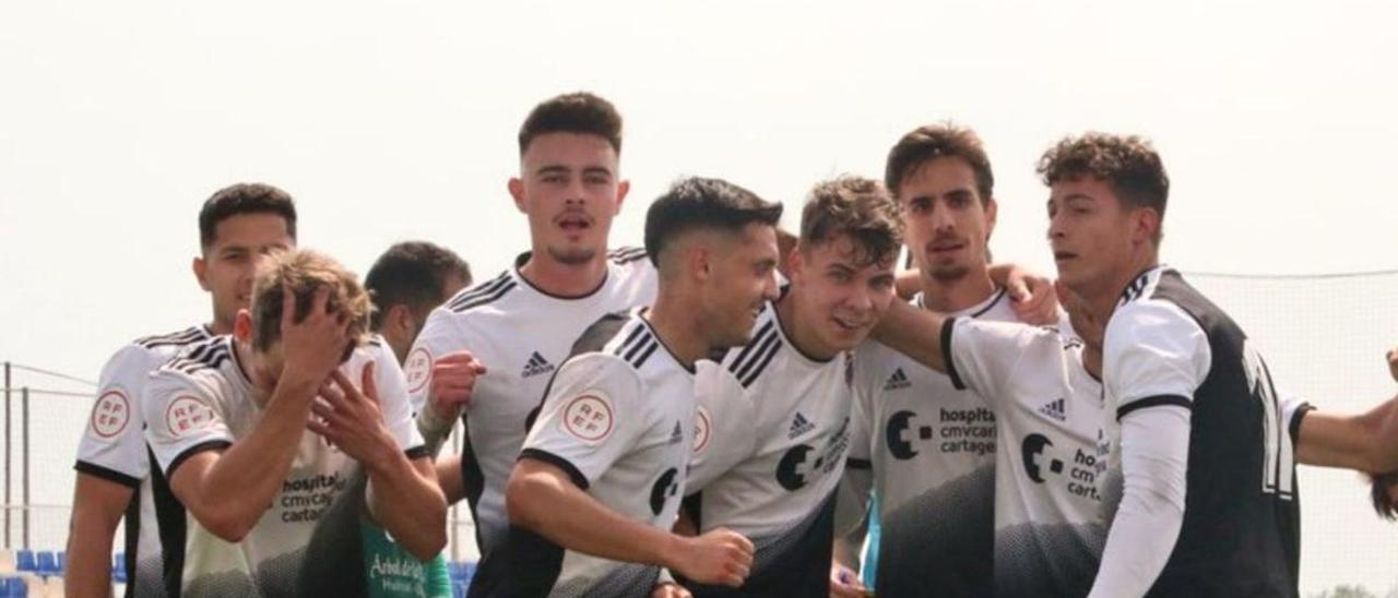 Jugadores del equipo filial, celebrando un gol esta temporada. | FC CARTAGENA