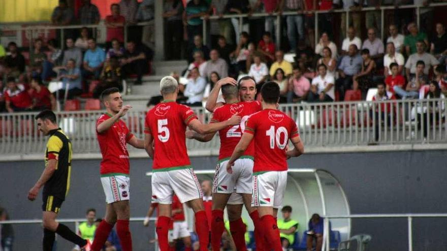 Los jugadores del Estradense celebran uno de los tantos logrados ayer. // Bernabé/Luismy