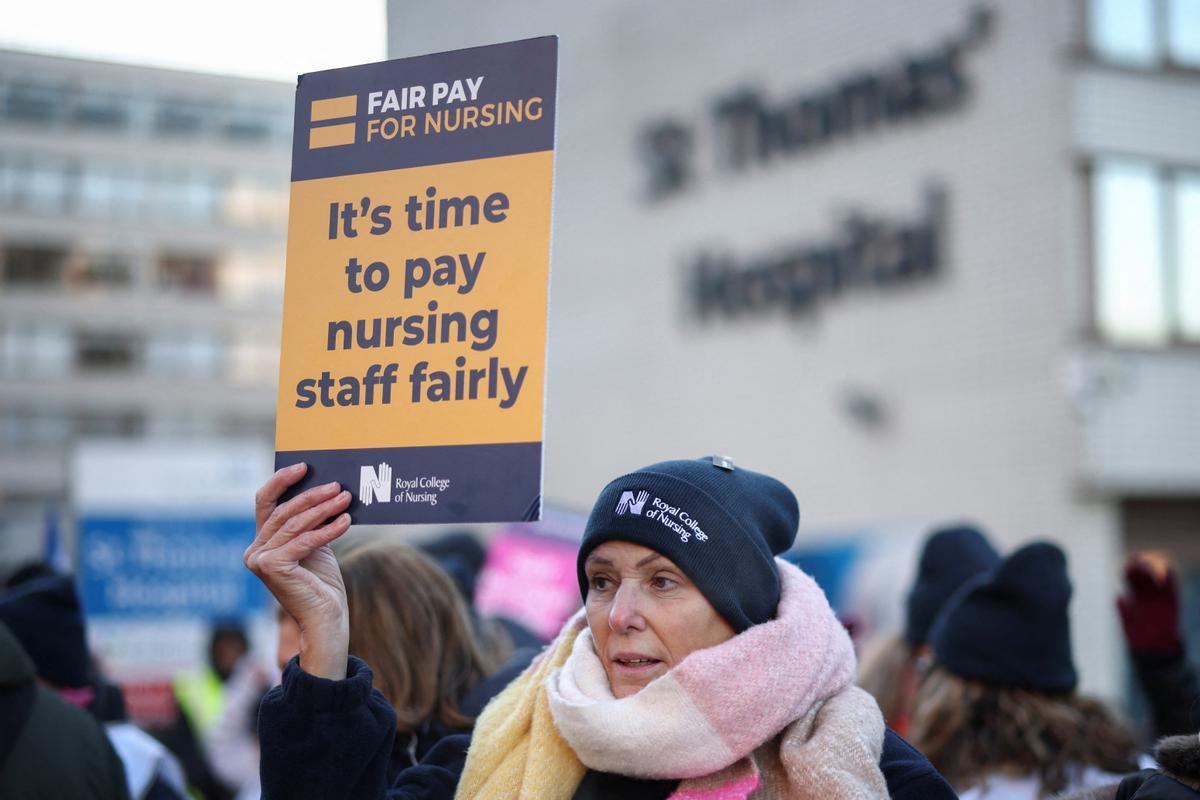 Protesta de enfermeras del sistema de salud público del Reino Unido (NHS, por sus siglas en inglés), frente al Hospital St. Thomas de Londres. Reclaman recibir un salario digno acorde con el trabajo que realizan.
