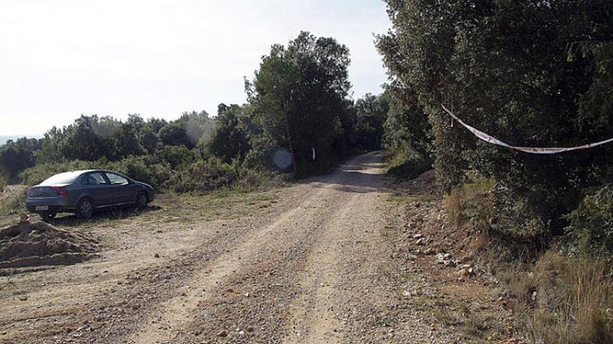 Els bombers van acordonar la zona per on es feia la recerca.