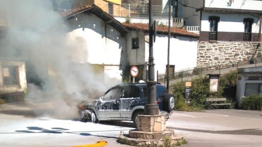 Arde un coche en la localidad allerana de Boo