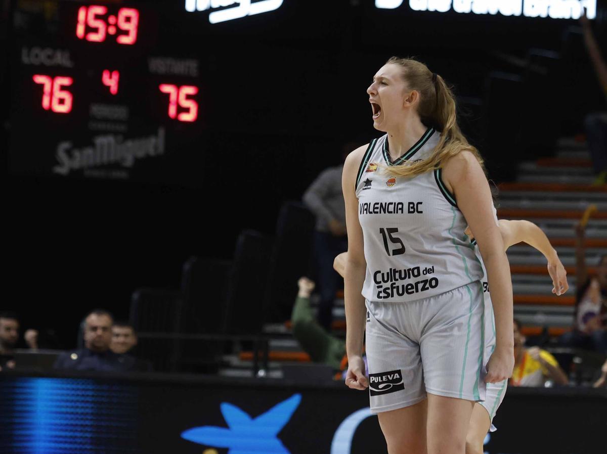 Lauren Cox, en un partido entre el Beretta Famila Schio y el Valencia Basket