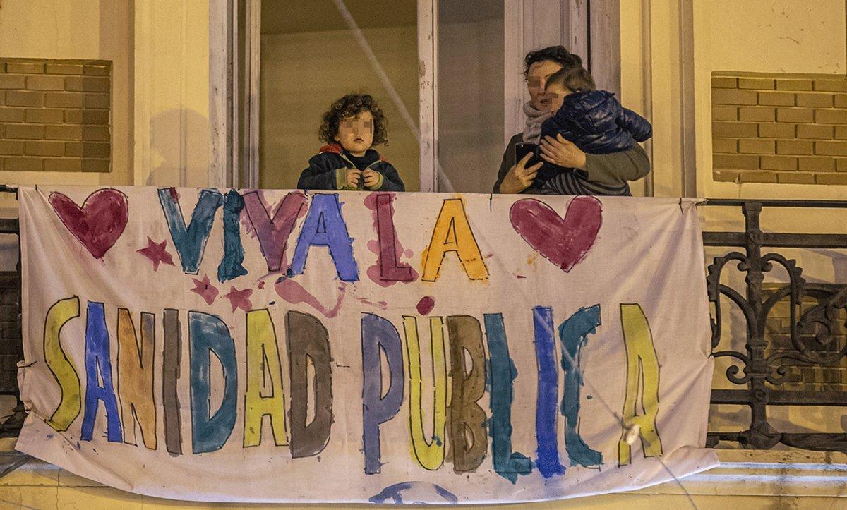 Pancarta de apoyo a la sanidad pública, en un balcón de un edificio de València, el pasado 20 de marzo.