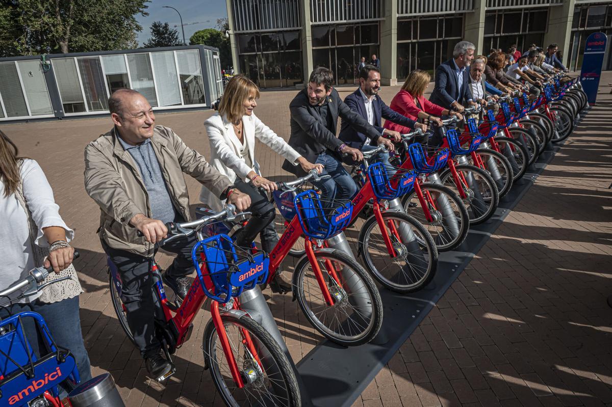 Presentación del modelo de bicicleta y de la estación de anclaje del servicio AMBici, en octubre de 2022