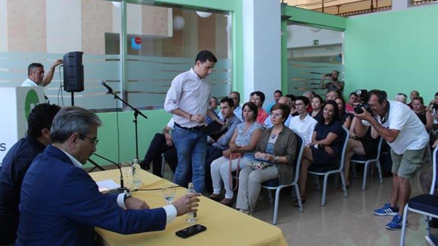 Román Rodríguez (primero por la derecha en la mesa), este sábado en Arrecife.