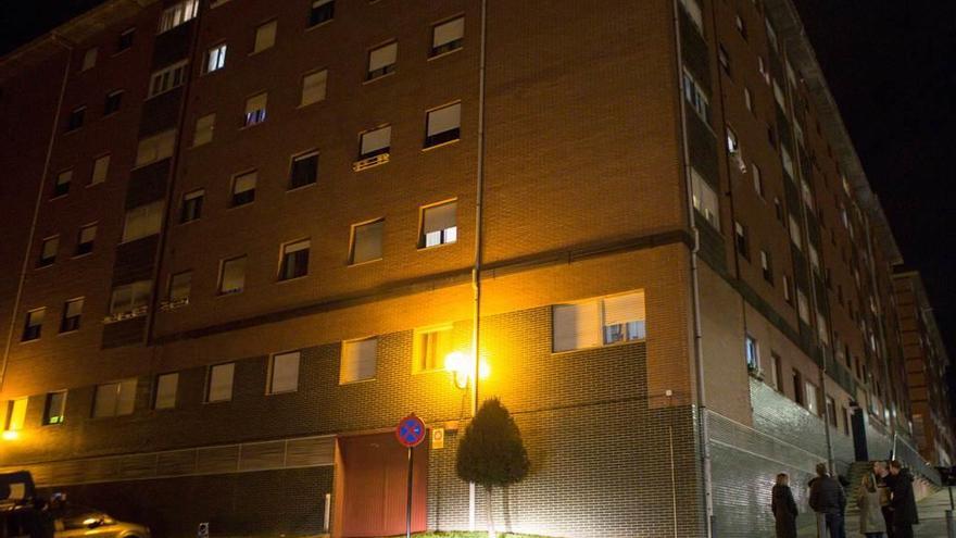 El edificio desde donde cayó el bebé; a la derecha, en la calle, una reunión de vecinos.