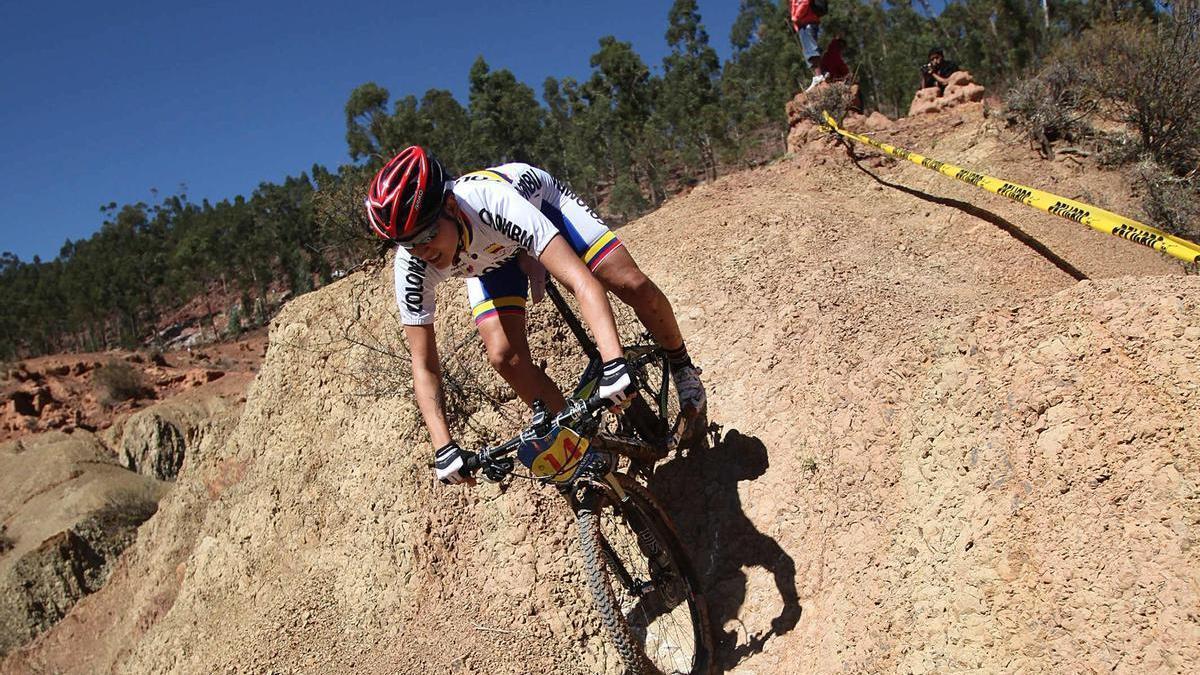 Un ciclista en una prueba de BTT