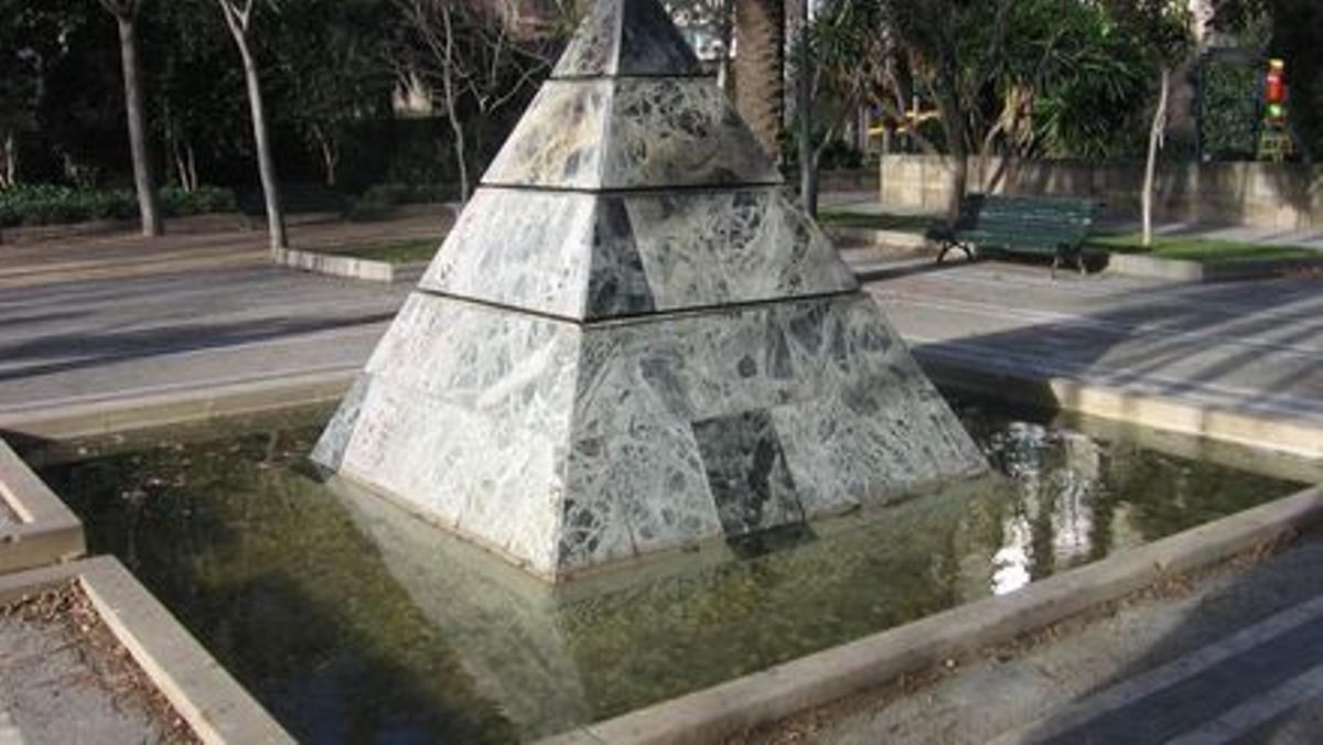 Una pirámide decora el parque de Can Sabaté, en Barcelona.