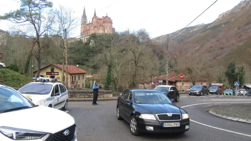 Puente en Asturias: llenazo en Covadonga