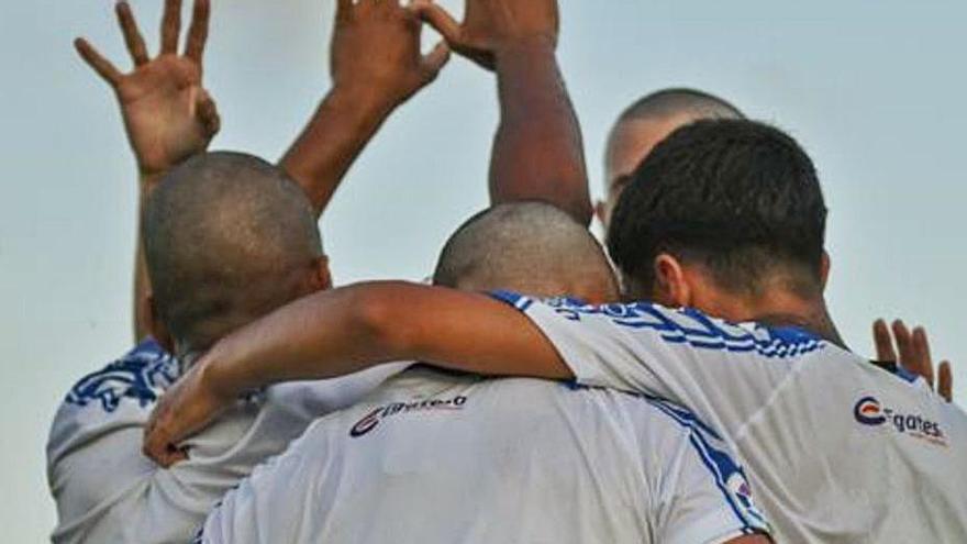 Cuatro canteranos celebrando el gol marcado por Thierno | | SONIA ARCOS/CD TENERIFE