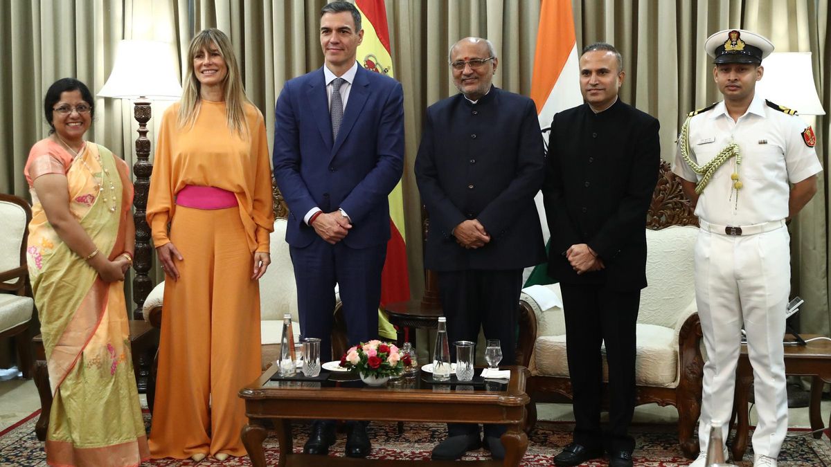 La mujer del presidente del Gobierno, Begoña Gómez, junto a Pedro Sánchez, en el viaje a la India.