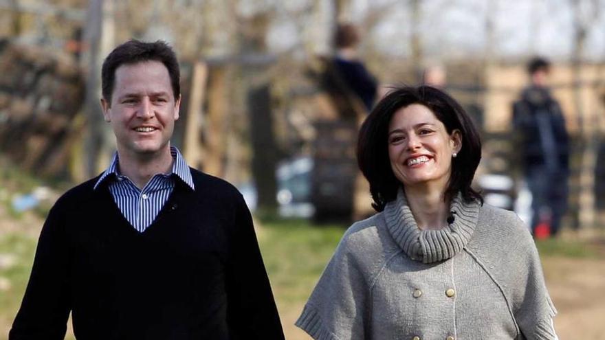 Nick Clegg y su mujer, Miriam González, paseando por Londres.