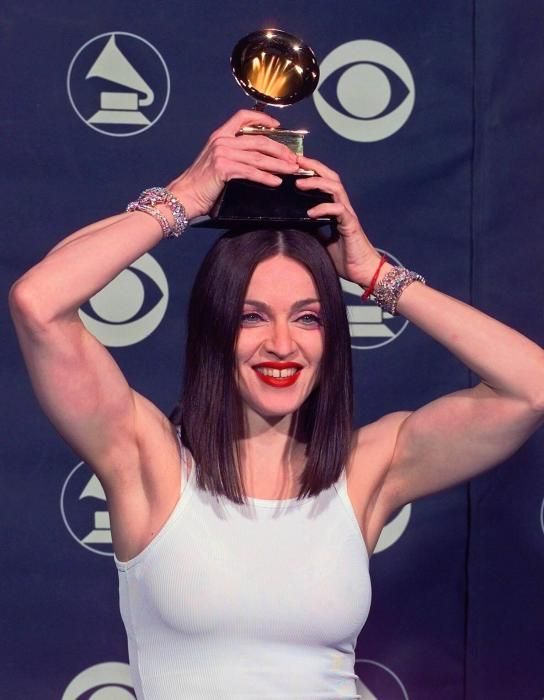 Madonna posa con uno de sus cuatro Grammy entre bastidores en la 41ª entrega anual de premios Grammy en el Shrine Auditorium de Los Ángeles, 1999.