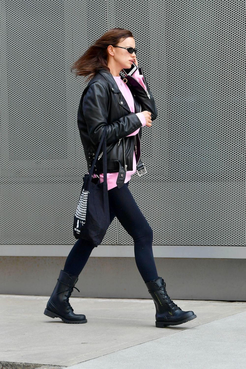 Irina Shayk por las calles de Nueva York con botas militares y chaqueta perfecto