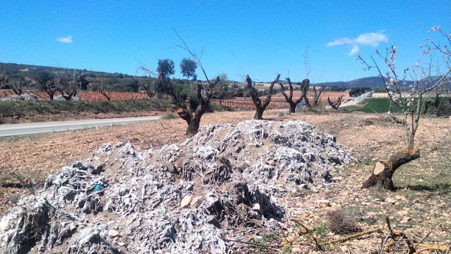 Vertidos en campos de almendros de Camporrobles.