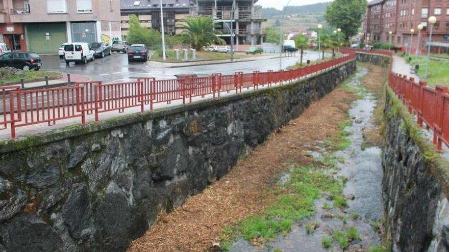 El canal del río Martín, en Grado, tras la limpieza de la mayor parte de la suciedad.